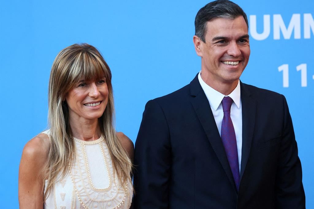 Il premier Sánchez con la moglie, Begoña Gómez