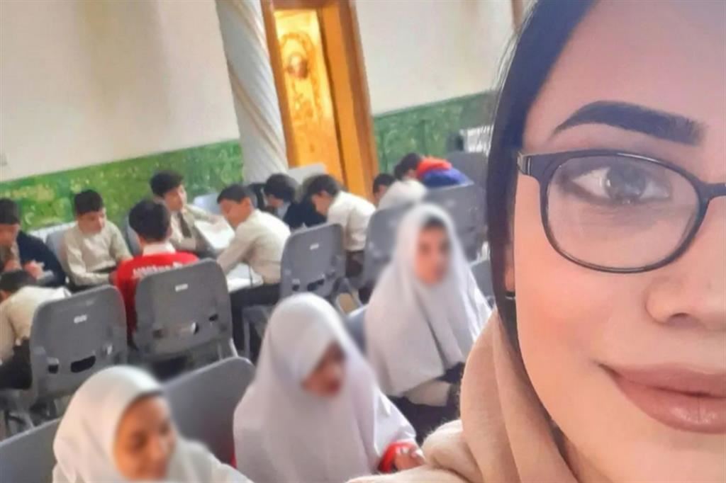 Un selfie con Darya in primo piano e, alle spalle, una classe di studenti a Kabul. «L'ho scattato quando l'istruzione nel mio Paese era un diritto e non un sogno irrealizzabile»