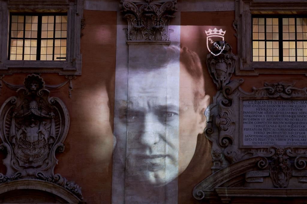 Il volto del leader dissidente Alexei Navalny proiettato sulla facciata del Campidoglio a Roma per ricordarne il suo sacrificio