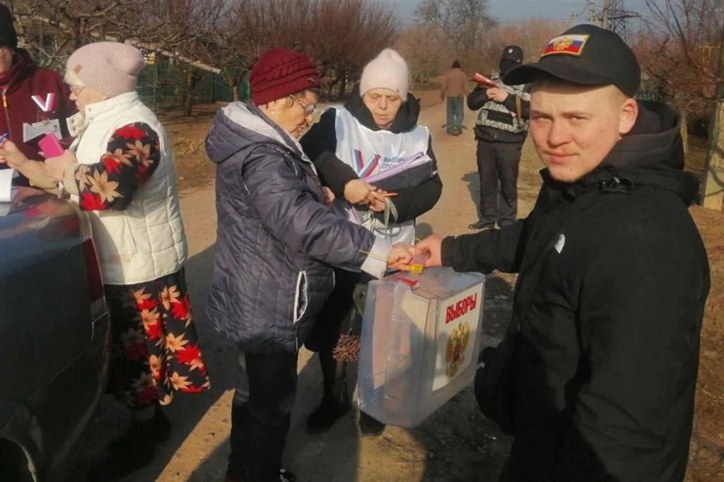 Un seggio in una delle regioni ucraine occupate dai russi