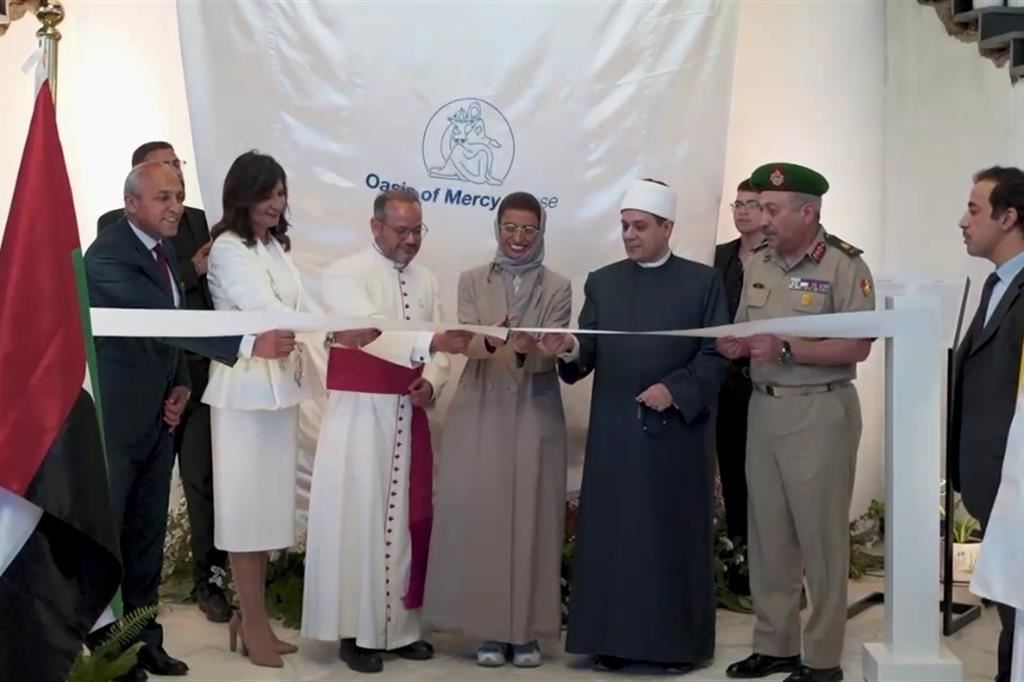 Il taglio del nastro durante l'inaugurazione della Casa di accoglienza "Oasi della Pietà" al Cairo
