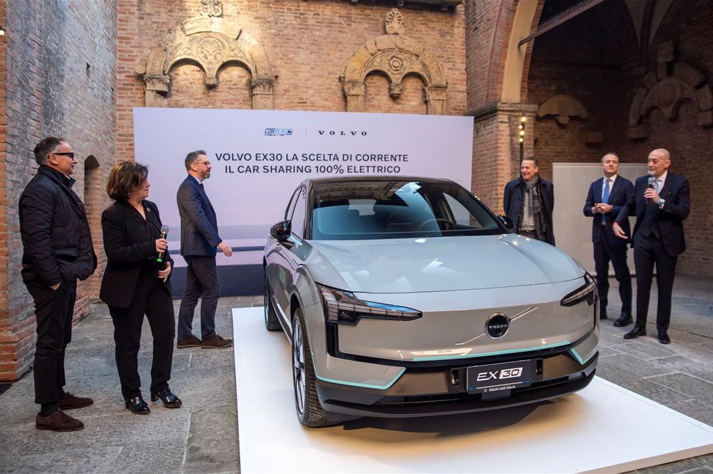 Car sharing elettrico: 300 Volvo EX30 per Bologna