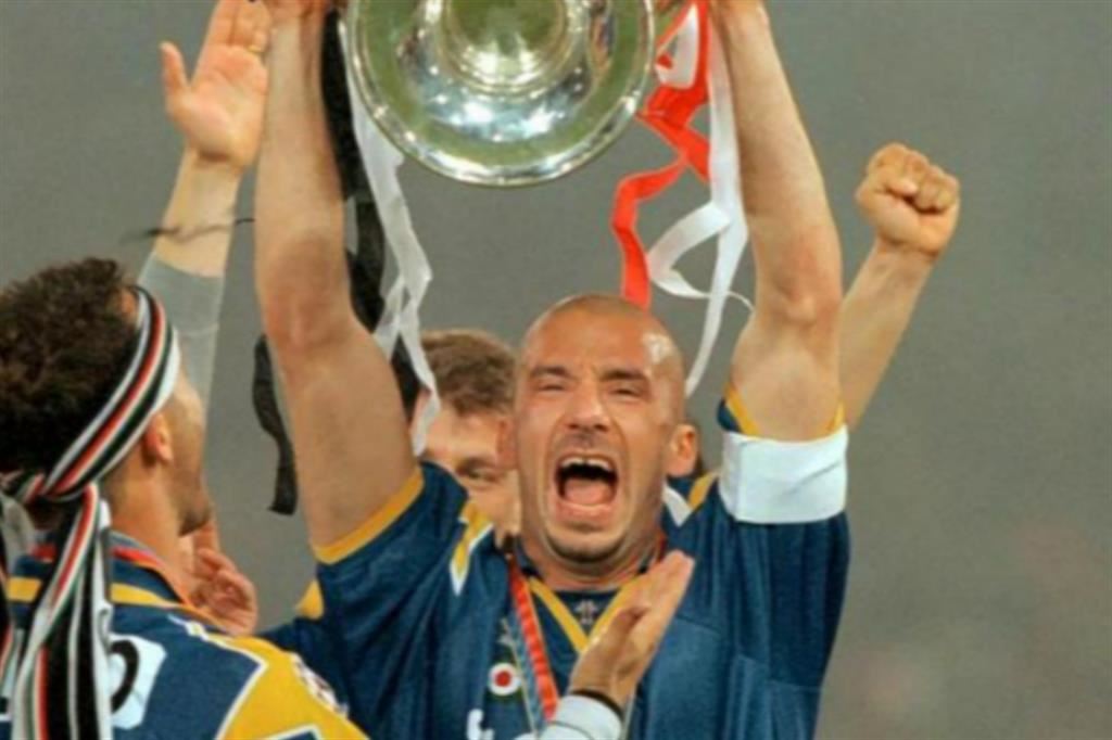 Gianluca Vialli (1964-2023) alza al cielo la Champions League 1995-’96 vinta con la Juventus contro l’Ajax