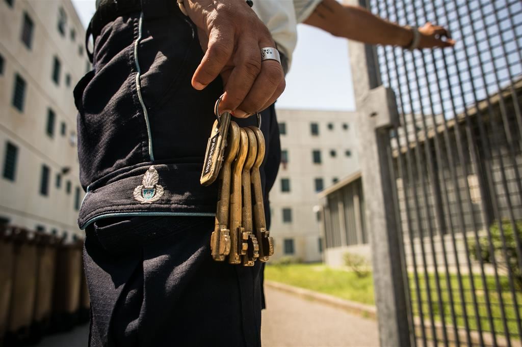 Uno dei 38mila agenti di polizia penitenziaria che lavorano nelle carceri italiane in condizioni di estremo disagio