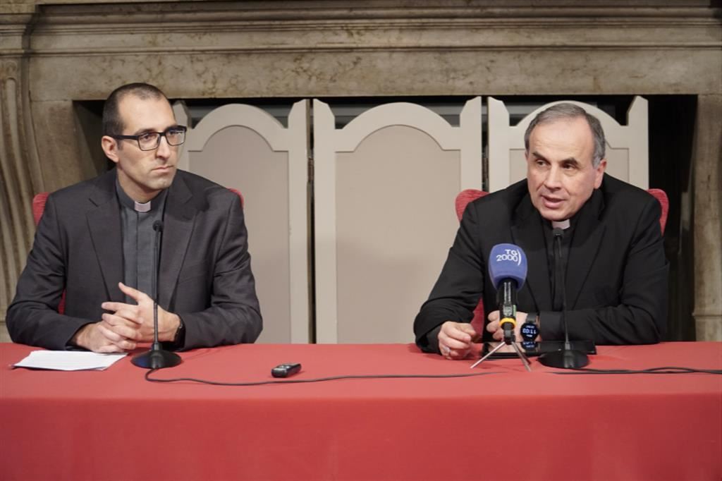 Il vescovo di Verona, Domenico Pompili (a destra), all'annuncio della visita di papa Francesco