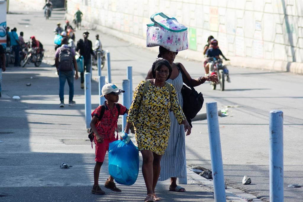 Abitanti in fuga dagli scontri a Port-au-Prince
