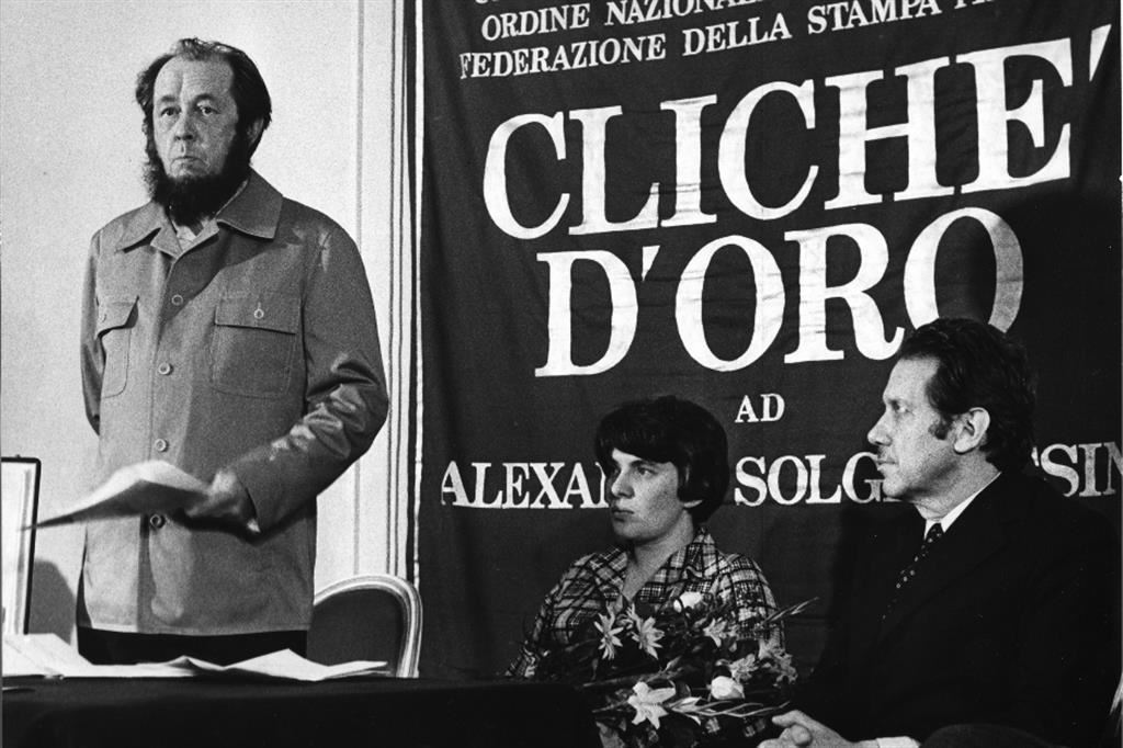 Aleksandr Solzenicyn riceve Il premio Cliché d'oro per il 1974 da Flaminio Piccoli