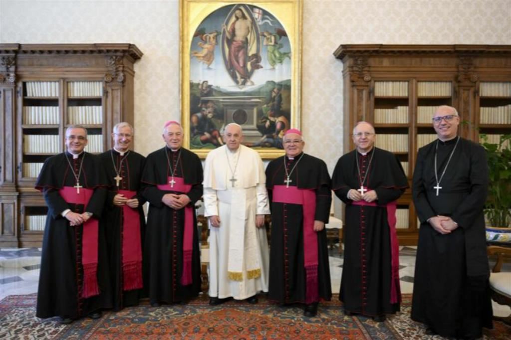 I vescovi della Basilicata con papa Francesco durante la visita ad limina. Ligorio è il primo alla destra del Pontefice
