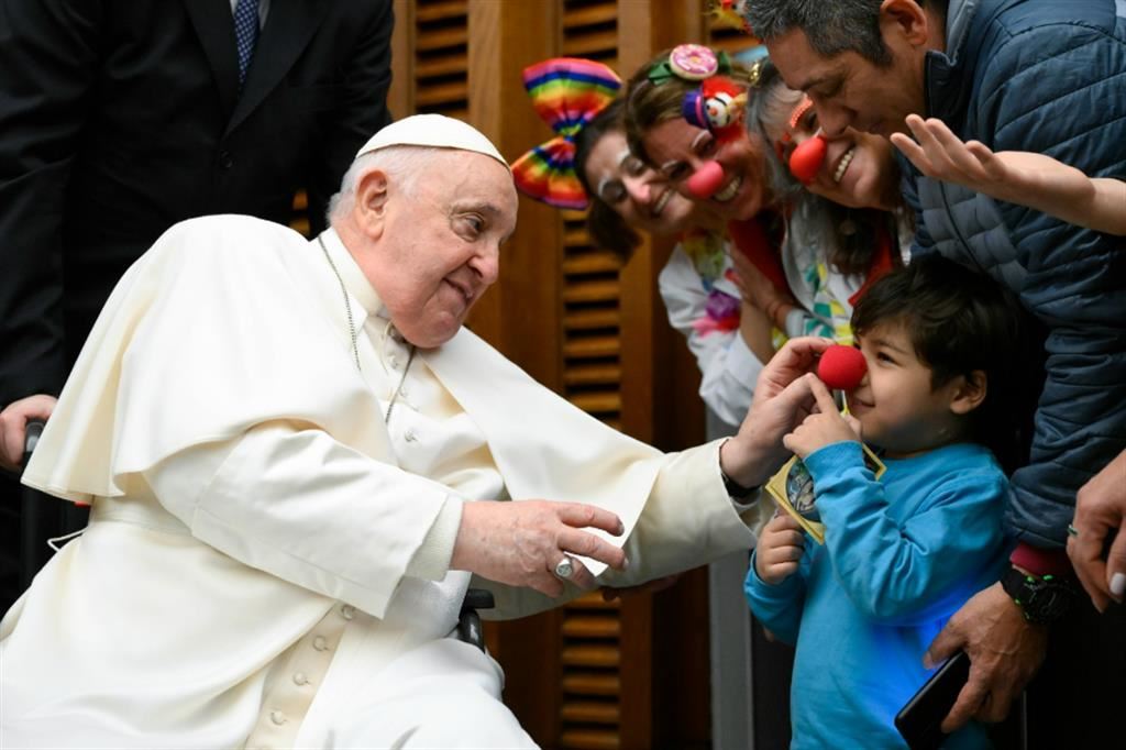 Il Papa con un piccolo paziente del Bambino Gesù durante l'udienza del centenario