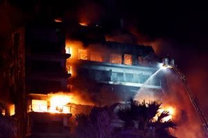 Maxi incendio a Valencia, nove morti e un disperso