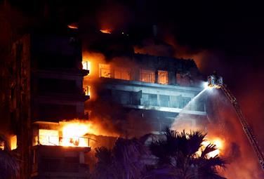 Maxi incendio a Valencia, quattro morti e quindici dispersi