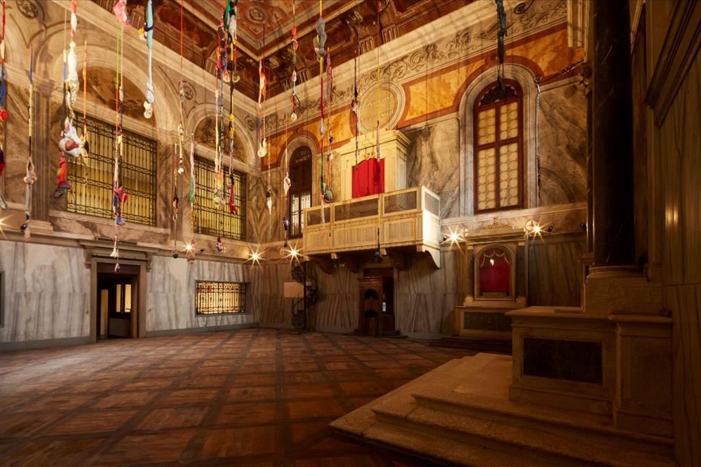 L'installazione di Sonia Gomes nella cappella del carcere femminile della Giudecca, tappa finale del Padiglione della Santa Sede alla 60a Biennale di Venezia