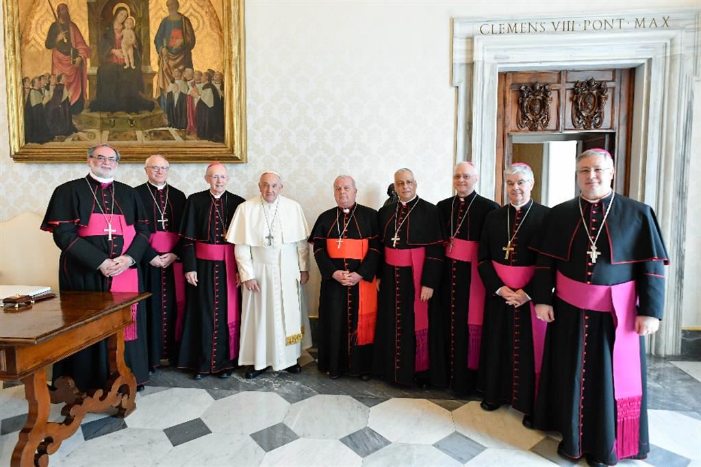 I vescovi della Sardegna assieme al Papa nella loro visita ad limina. Monsignor Mura è il primo a sinistra di Francesco