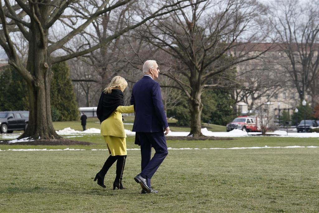 Joe Biden e la moglie Jill nel giardino della Casa Bianca