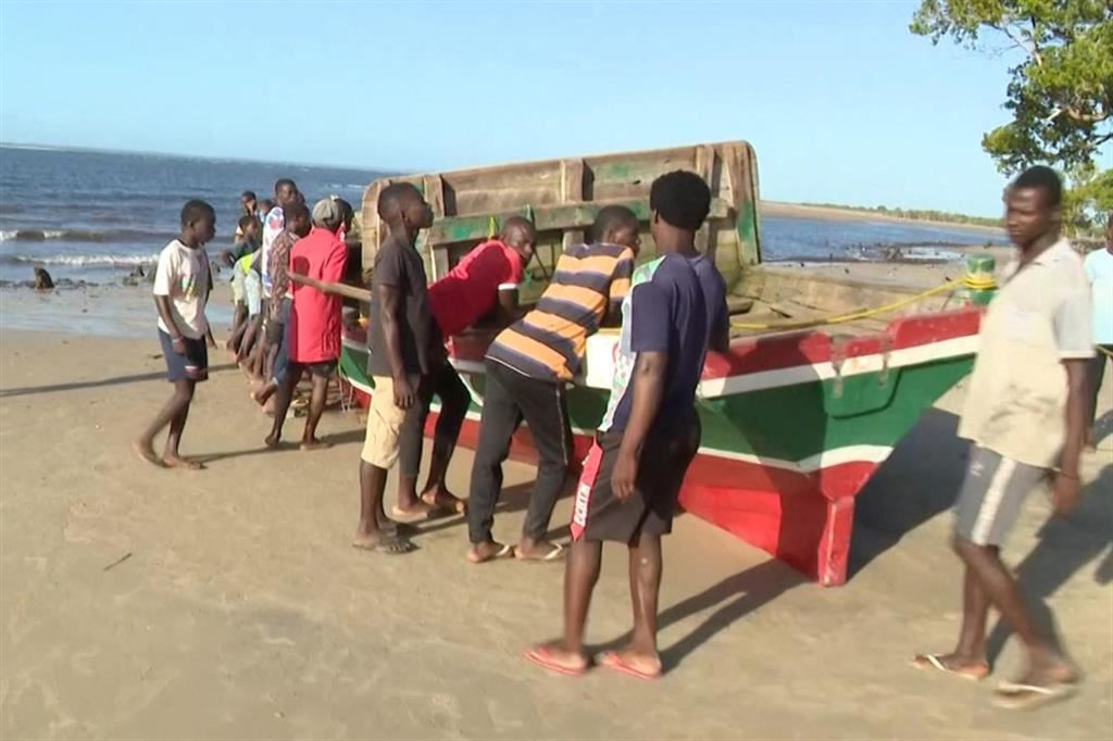 La piccola imbarcazione, con decine di persone a bordo, affondata al largo del Mozambico