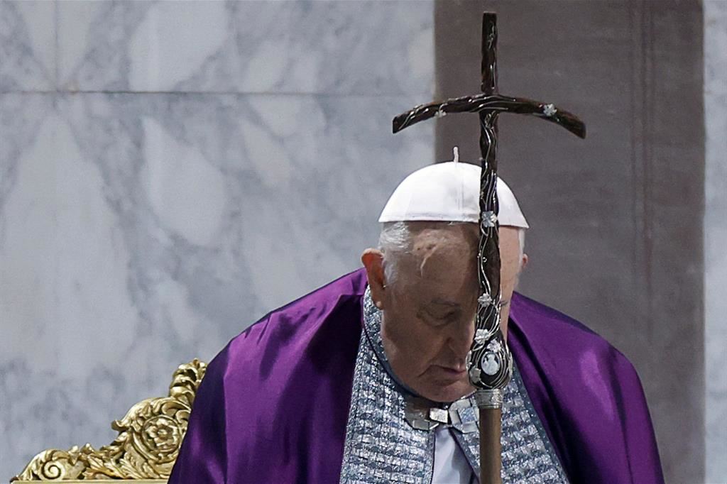 Il Papa in preghiera nella messa del Mercoledì delle Ceneri a Santa Sabina