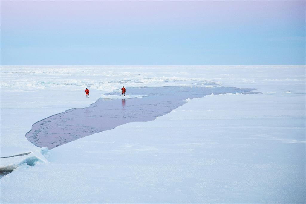 Esploratori in giacca rossa al Polo Nord