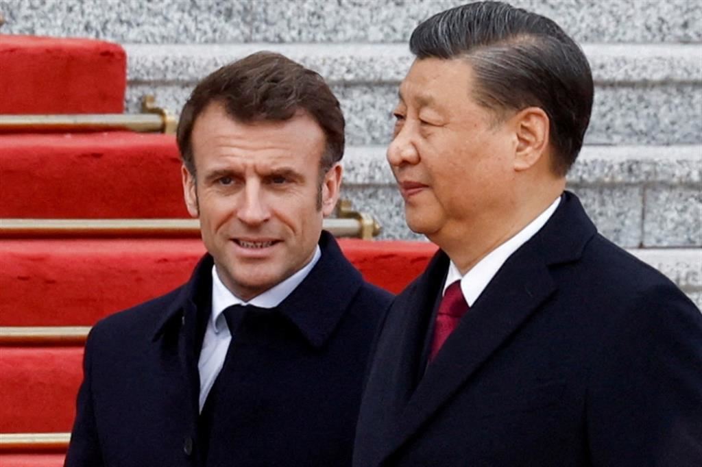 Emmanuel Macron con Xi Jinping a Pechino