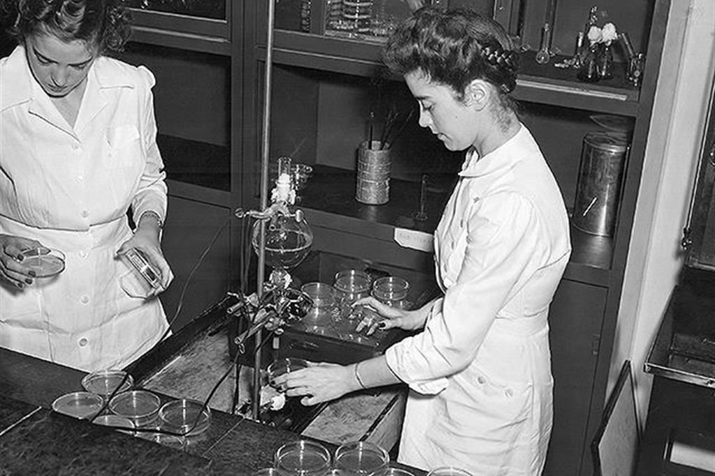 Mary Hunt e una sua collaboratrice all’Usda Northern Regional Research Laboratory nel 1943