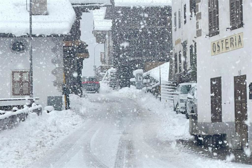 La copiosa nevicata a Falcade, sulle Dolomiti bellunesi