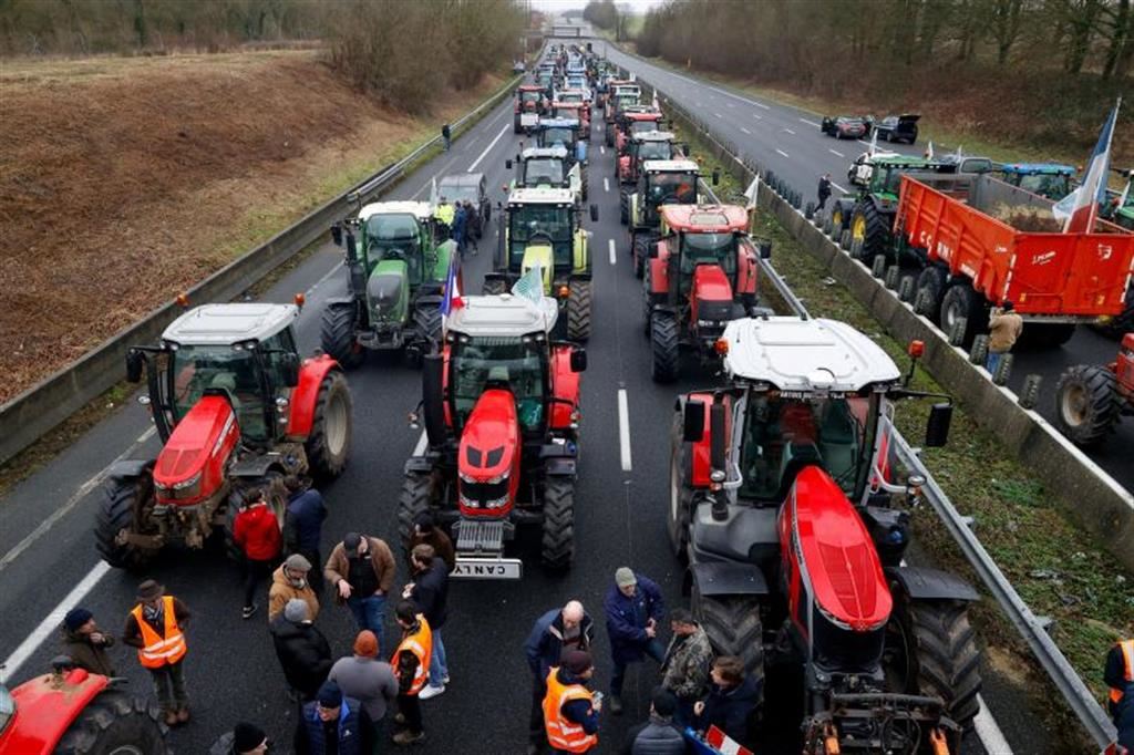 Un blocco dei trattori impedisce la circolazione in un'autostrade francese