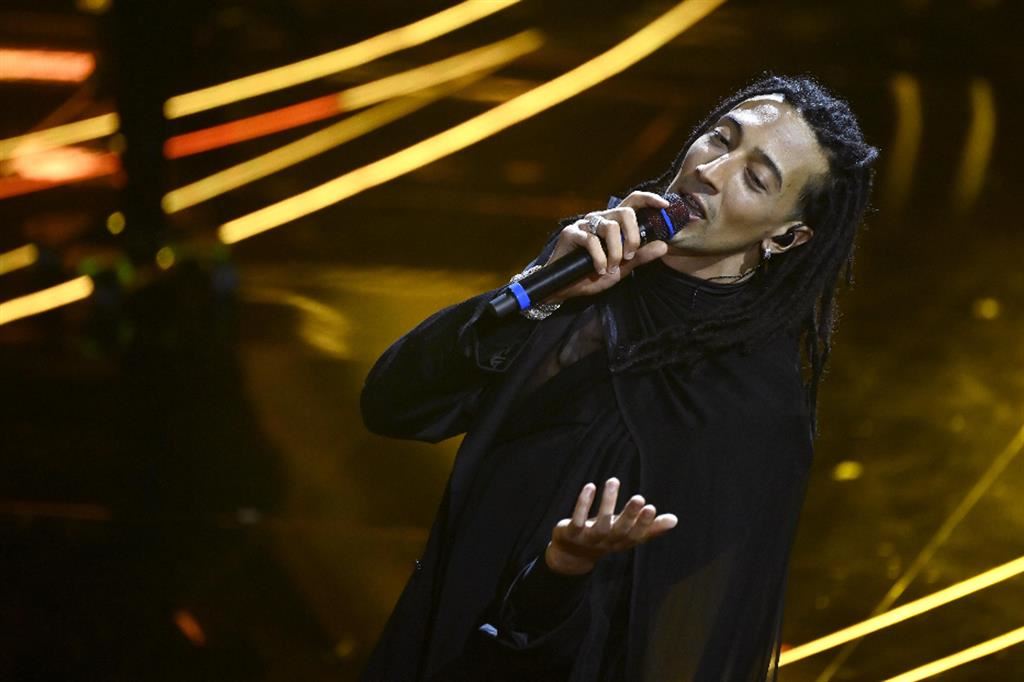 Il cantante di origini tunisine Ghali mentre interpreta "L'Italiano" di Toto Cutugno