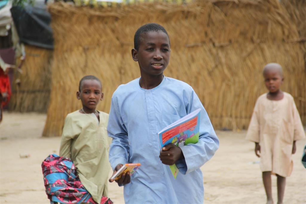 Bambini tra le capanne del campo sfollati di El-Miskin, in Nigeria, nell'agosto del 2020