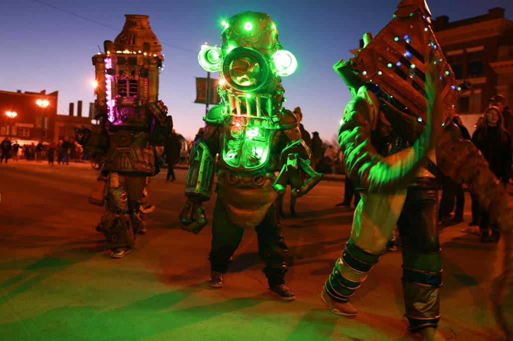 Per l'occasione qualcuno si è travestito da alieno, come questi ragazzi al Festival dell'eclissi organizzato a Houlton, nel Maine - ANSA