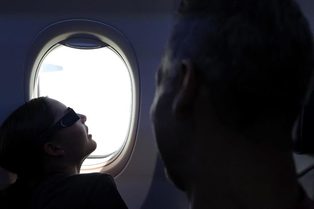 I più fortunati l'eclissi l'hanno osservata dal finestrino dell'aereo, come i passeggeri di questo volo partito da Dallas in direzione Pittsburgh - Ansa