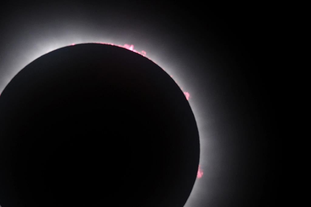 Le immagini straordinarie della corona solare, nel momento in cui la copertura del sole è stata totale - Ansa