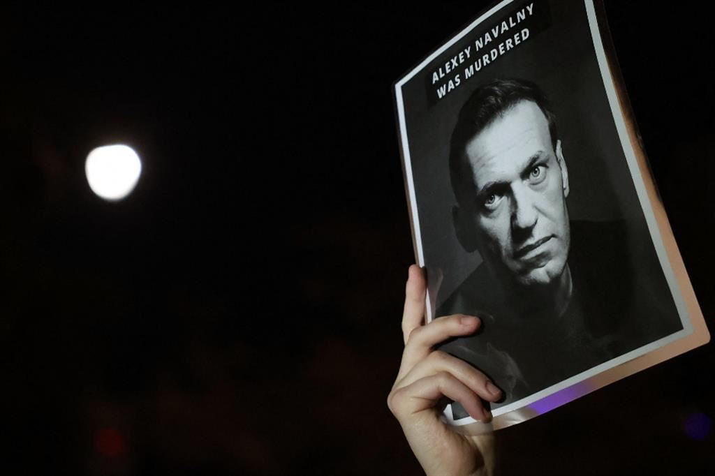 In decine di città del mondo la gente ha reso omaggio ad Alexeij Navalny. Anche a Mosca ci sono stati gesti silenziosi di cordoglio: molti hanno deposto fiori e candele davanti al monumento dedicato alle vittime della repressione politica