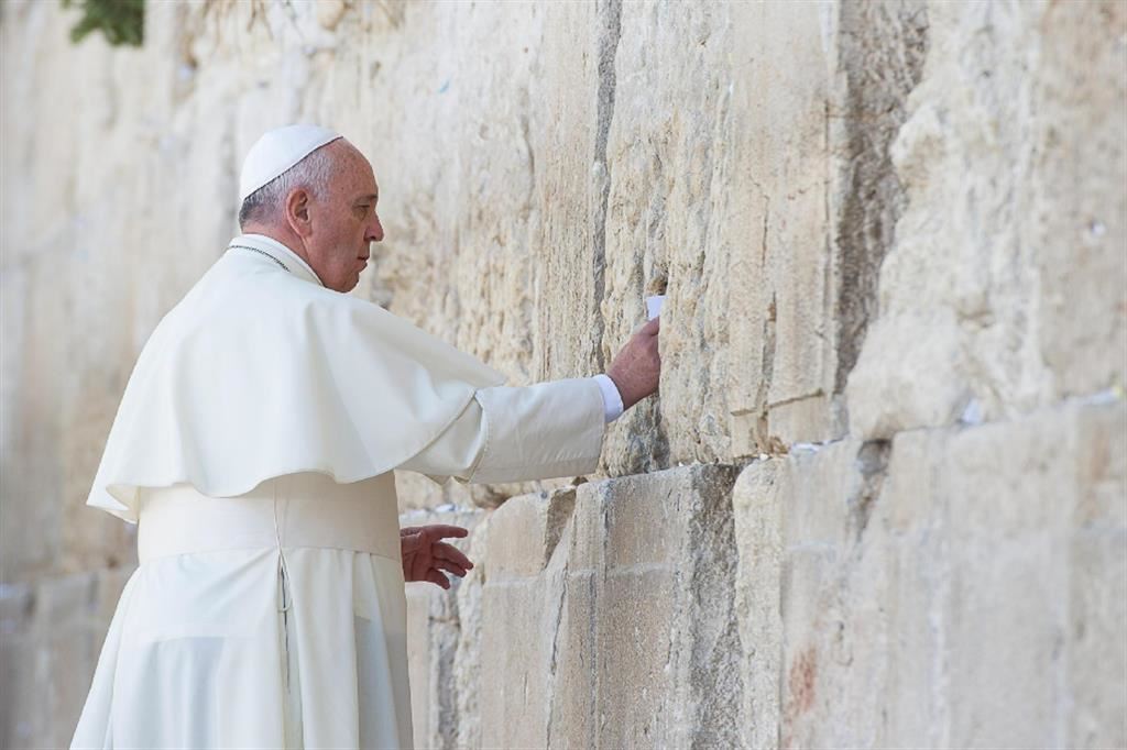Papa Francesco al Muro del pianto (Gerusalemme) nel maggio 2014