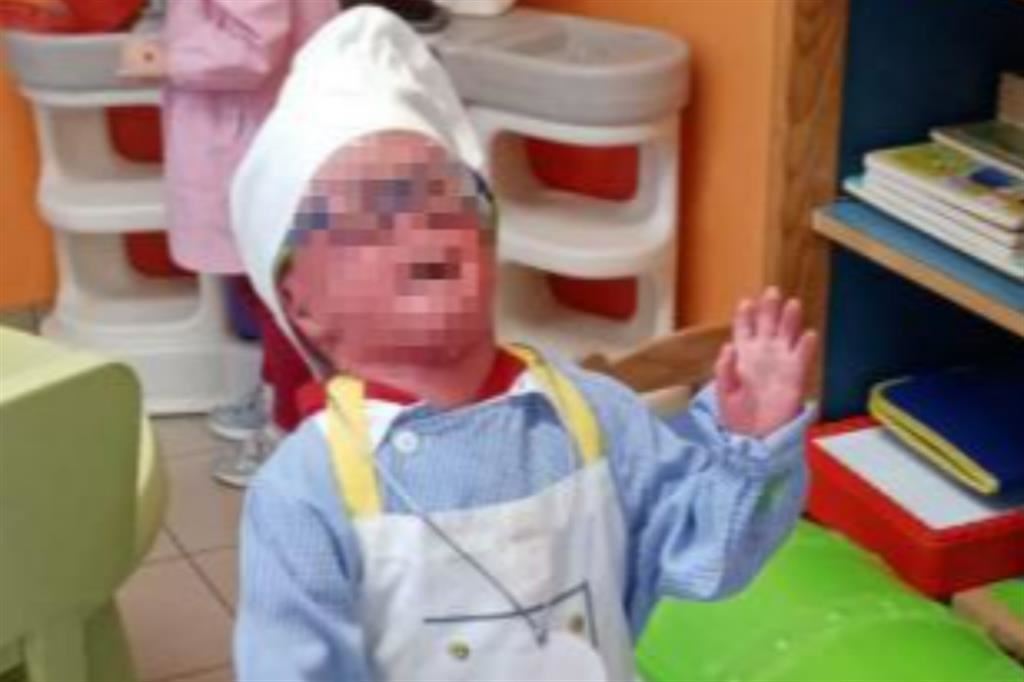 Giovannino, qui sopra all’asilo con un grembiule da chef, è nato nel luglio 2019; abbandonato alla nascita perché malato, è stato accolto nella famiglia di Luca ed Emanuela