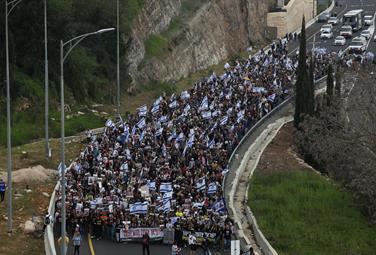 A Gerusalemme in ventimila alla marcia con i familiari dei rapiti