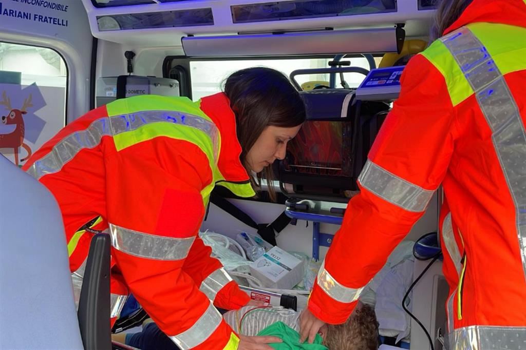 Il bambino palestinese appena arrivato a Fiumicino viene caricato su un'ambulanza verso Bari