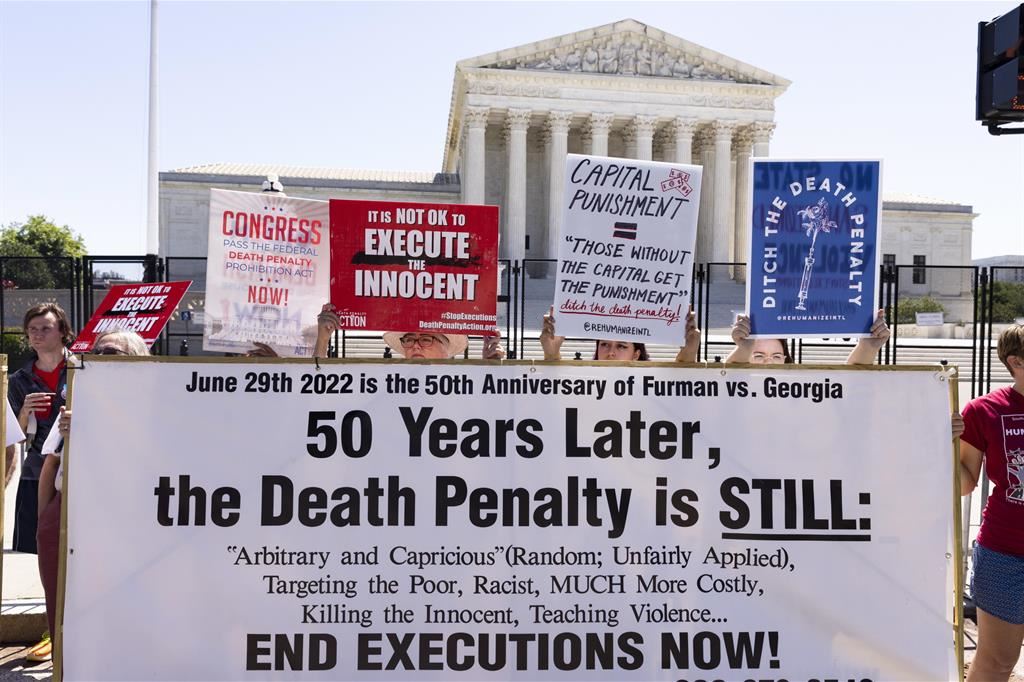 Una protesta, due anni fa, davanti alla Suprema Corte di Washington contro la pena di morte