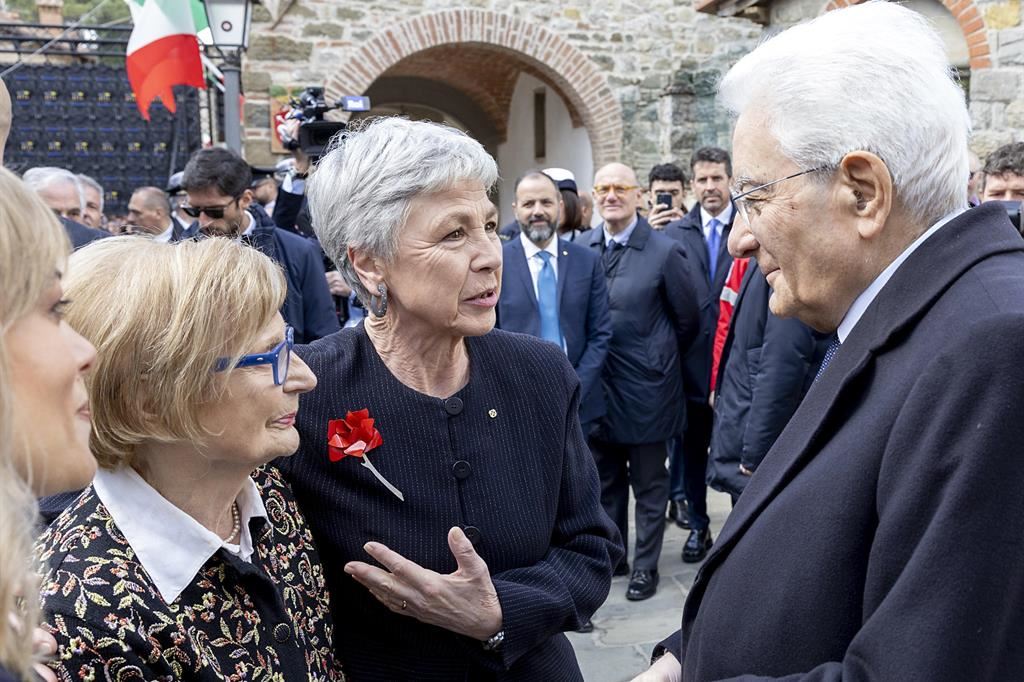 Sergio Mattarella a Civitella Val di Chiana a colloquio con l'attrice Ottavia Piccolo e la testimone Ida Balò