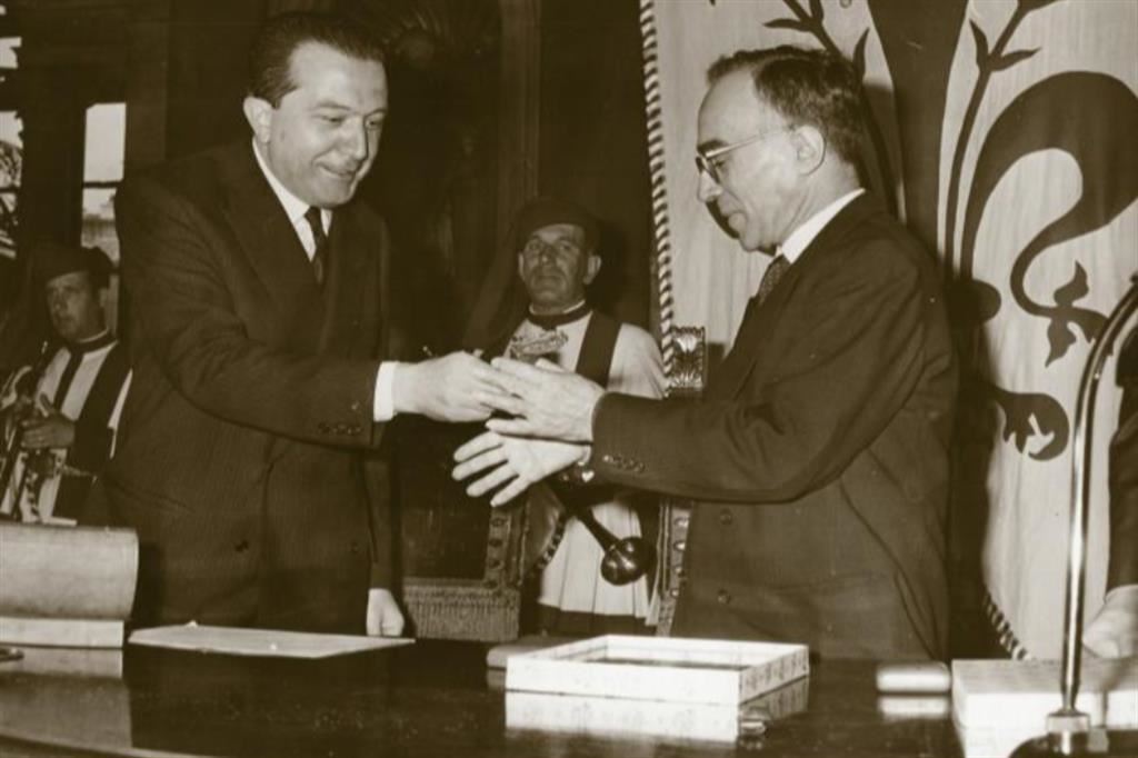 Firenze, 28 aprile 1962: Giulio Andreotti consegna simbolicamente le chiavi della Fortezza da Basso al sindaco Giorgio La Pira