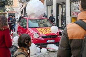 L'installazione choc a Milano: «La grandine ci ucciderà»