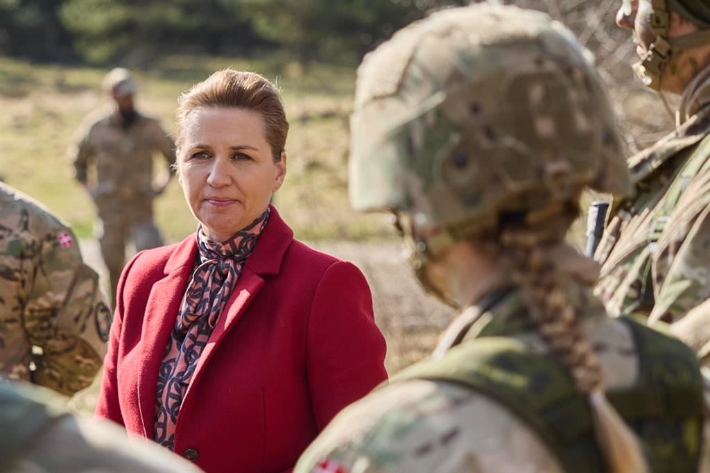 La premier danese Mette Frederiksen in un incontro con le truppe: finora per le donne il servizio militare era su base volontaria, dal 2026 sarà obbligatorio ed esteso a 11 mesi dagli attuali 4