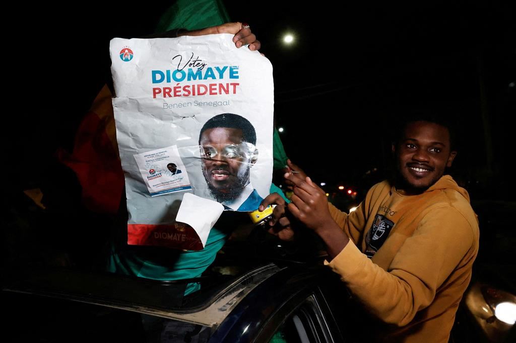 I sostenitori di Faye esultano a Dakar