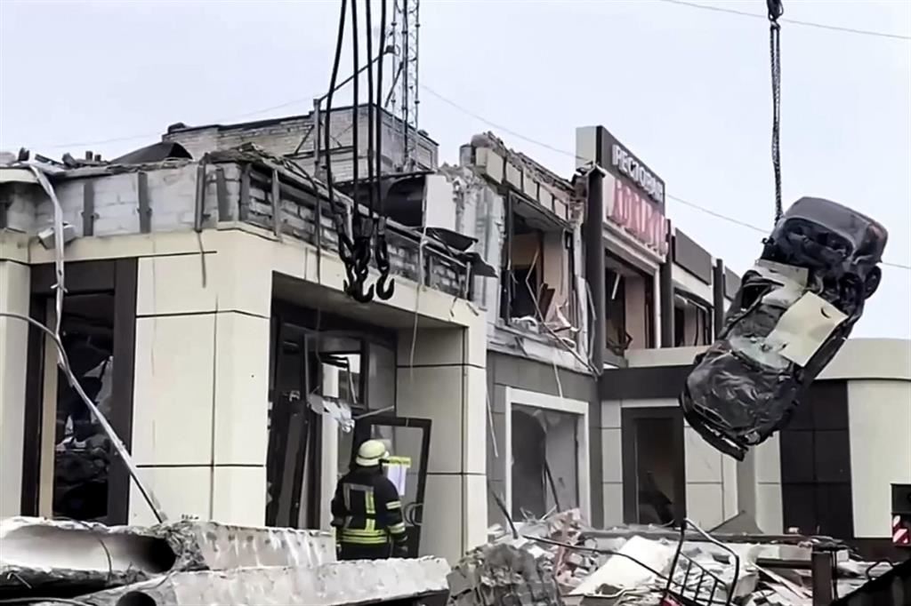 La panetteria colpita nell'attacco ucraino a Lysychansk (l'immagine è stata fornita dal ministero russo delle Emergenze)