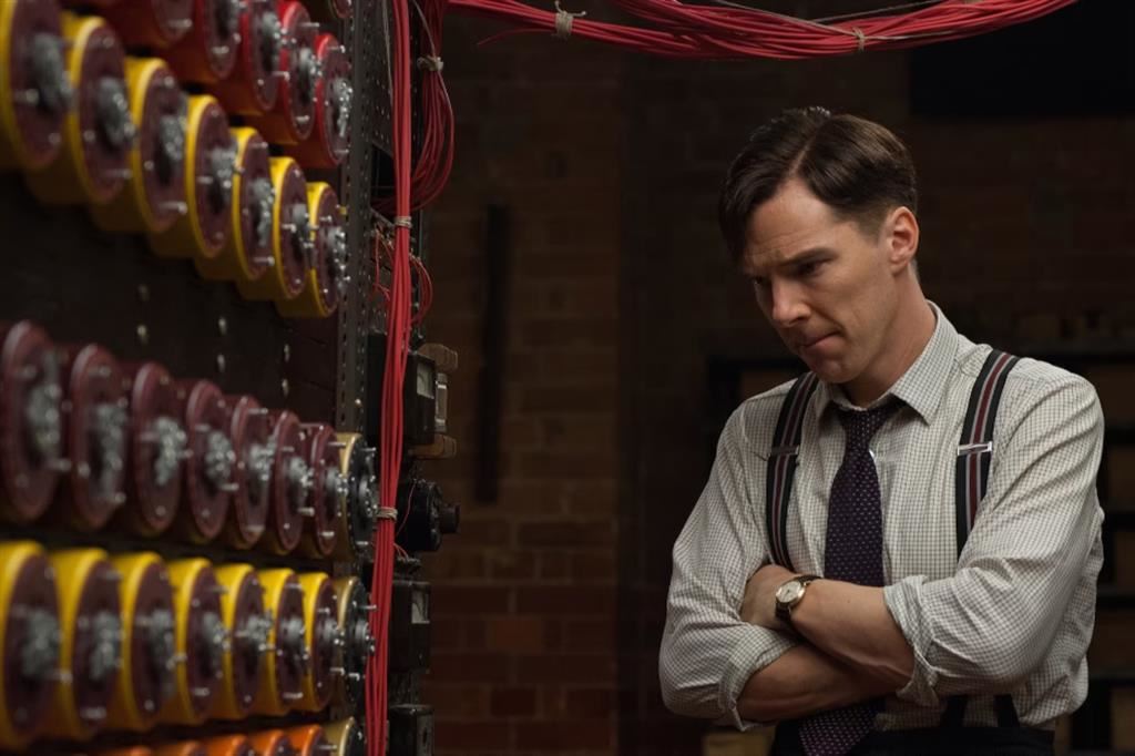 Benedict Cumberbatch interpreta il matematico Alan Turing nel film diretto da Morter Tyldum nel 2014 “The Imitation game”