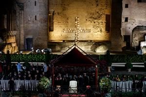 La Via Crucis senza il Papa al Colosseo: «Cristo negli umiliati»