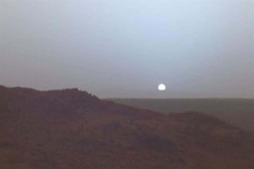 Tramonto su Marte ripreso dal cratere Gusev il 19 maggio 2005 dal rover Spirit