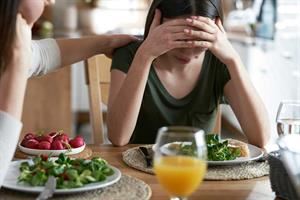 Anoressia e bulimia, i genitori non sono la causa ma possono essere la cura