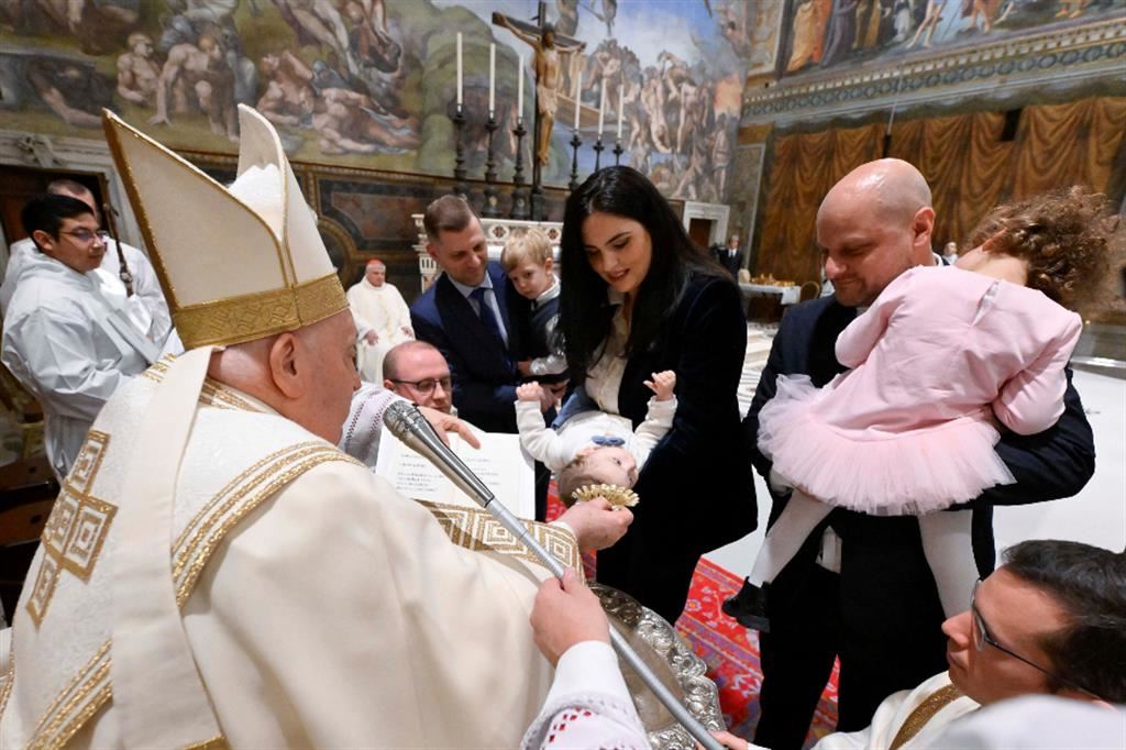 Nella Cappella Sistina ieri il Papa ha battezzato 16 bambini