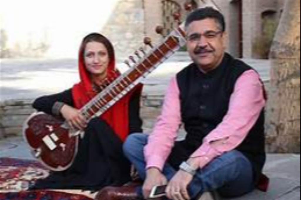 Il fondatore dell'Istituto nazionale afghano di musica, Ahmad Naser Sarmast, e una giovane musicista