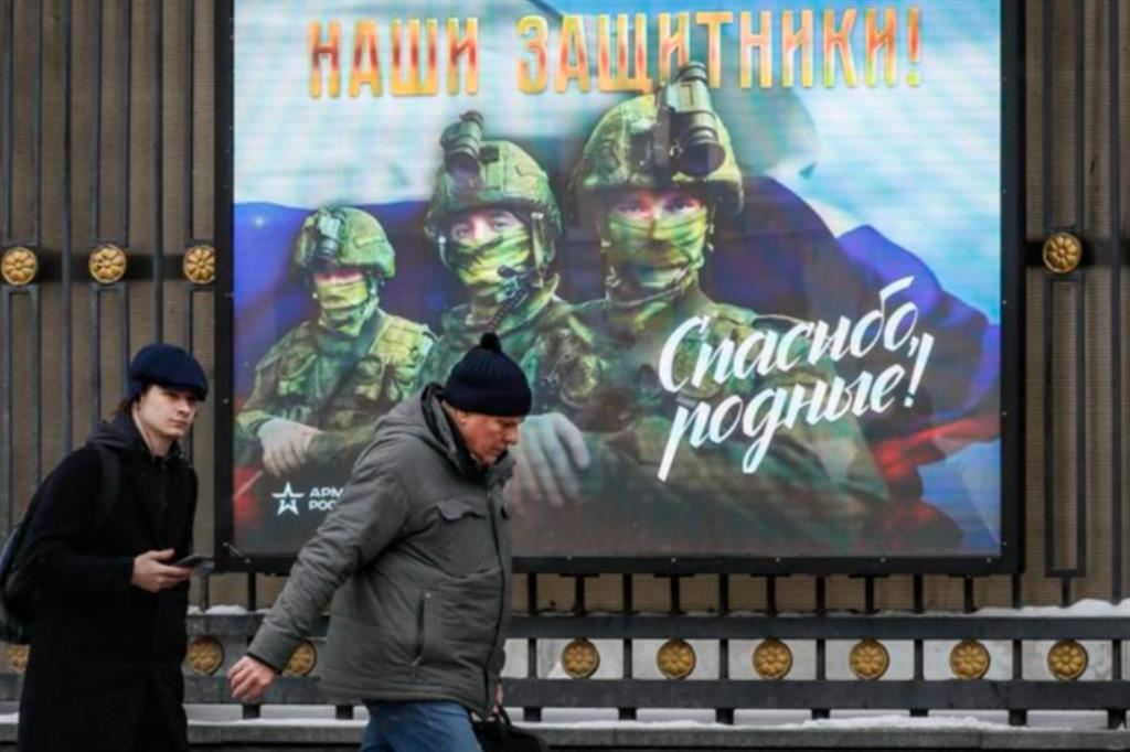 Poster sui muri di Mosca con la scritta: "I nostri difensori"
