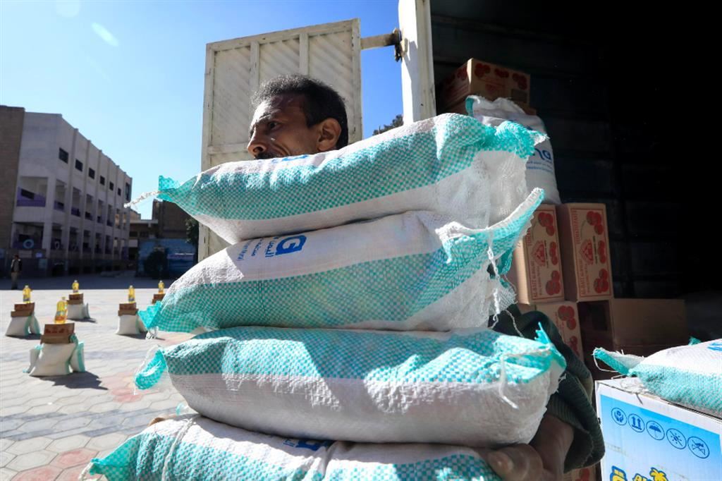 La distribuzione di aiuti alimentari nello Yemen